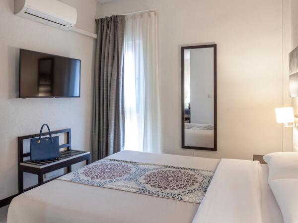 Hotel Macià Plaza : photo 7 de la chambre chambre lit queen-size