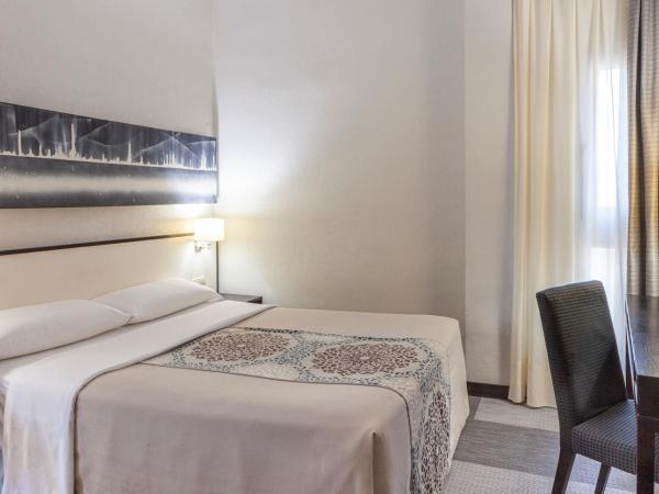 Hotel Macià Plaza : photo 4 de la chambre chambre lit queen-size
