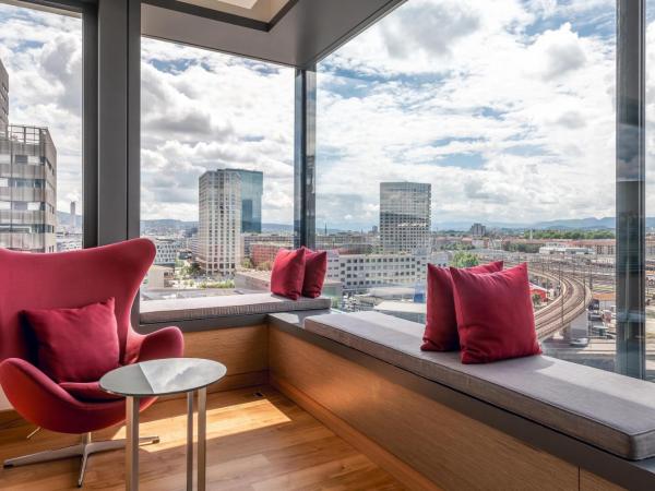 Sheraton Zürich Hotel : photo 1 de la chambre suite exécutive avec salon séparé et accès au salon club