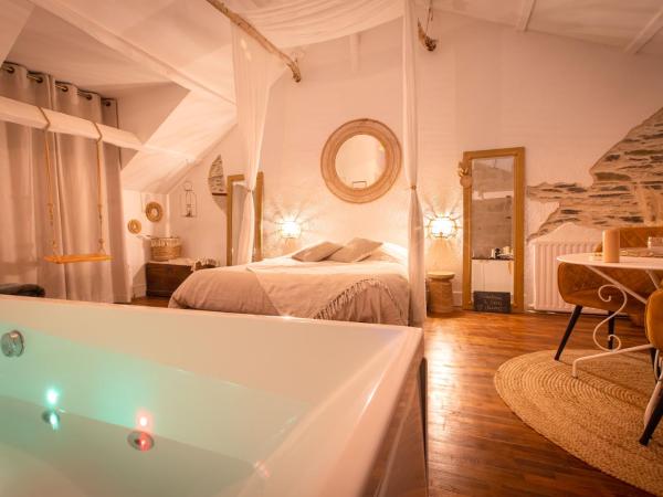 Love Room Bohème Les Petits Plaisirs : photo 2 de la chambre chambre lit queen-size avec baignoire spa
