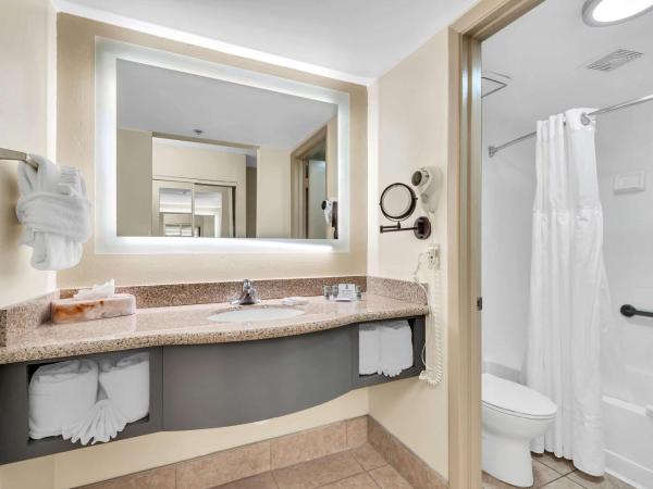 Best Western Orlando Gateway Hotel : photo 5 de la chambre suite lit king-size avec canapé-lit