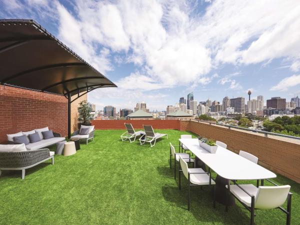 Adina Apartment Hotel Sydney Surry Hills : photo 1 de la chambre appartement 2 chambres avec terrasse à adina surry hills