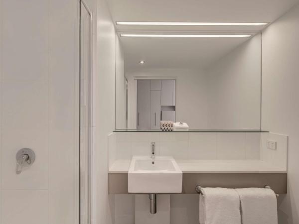 Travelodge Hotel Melbourne Docklands : photo 3 de la chambre chambre d'angle lit king-size ou lits jumeaux