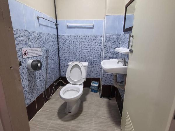 Achcha hotel - itsaraphap MRT station - Wat Arun : photo 2 de la chambre twin room (no window)