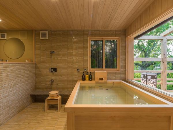 Kyoto Nanzenji Ryokan Yachiyo : photo 9 de la chambre suite de style japonais avec balcon et baignoire en plein air - vue sur jardin