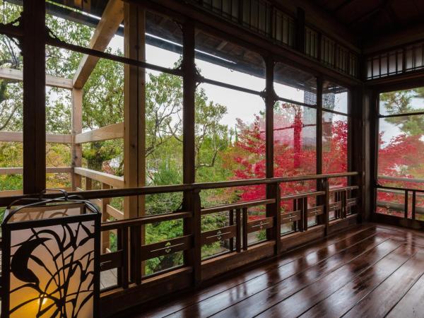 Kyoto Nanzenji Ryokan Yachiyo : photo 8 de la chambre suite familiale avec balcon, vue sur jardin et bain en plein air
