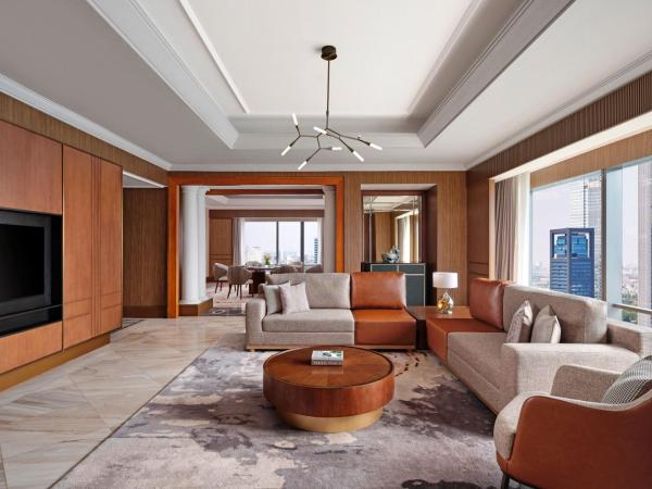 The Ritz-Carlton Jakarta, Mega Kuningan : photo 4 de la chambre suite lit king-size avec accès au salon club - vue sur ville