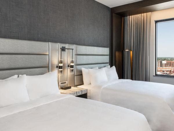Renaissance Oklahoma City Downtown Bricktown Hotel : photo 1 de la chambre chambre de luxe avec 2 lits queen-size - vue sur ville