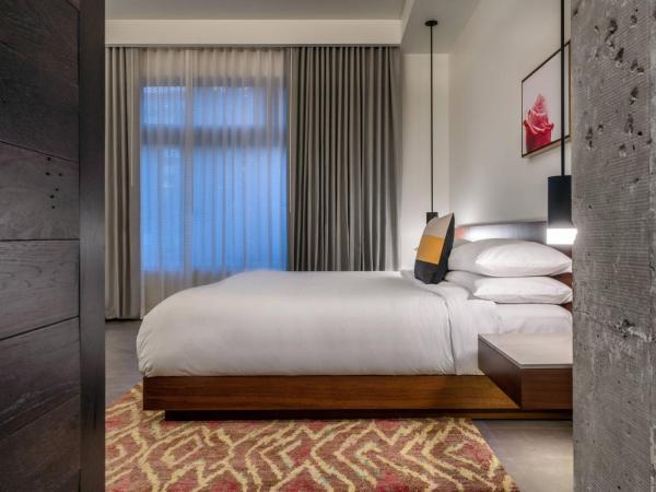 The Hi-Lo, Autograph Collection : photo 1 de la chambre suite lit king-size angle junior - vue sur ville