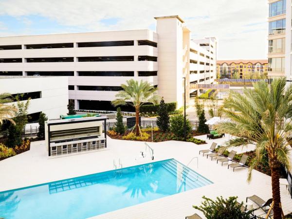 AC Hotel by Marriott Tampa Airport : photo 2 de la chambre chambre lit king-size avec canapé-lit