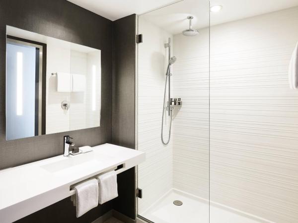 AC Hotel by Marriott Tampa Airport : photo 3 de la chambre chambre lit king-size avec canapé-lit