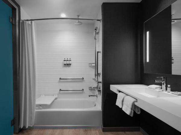 AC Hotel by Marriott Tampa Airport : photo 5 de la chambre chambre lit king-size avec canapé-lit