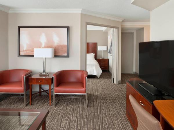 Marriott Downtown at CF Toronto Eaton Centre : photo 4 de la chambre suite 1 chambre lit king-size avec canapé-lit - vue sur place de la trinité