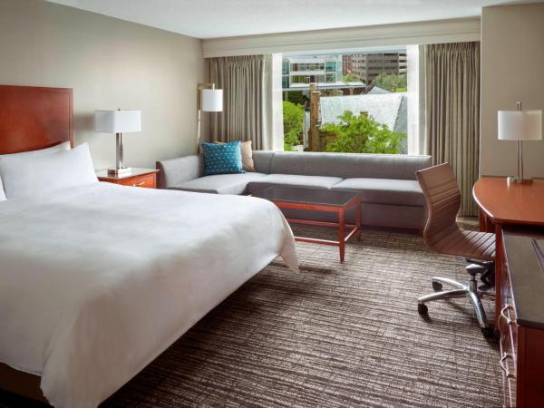 Marriott Downtown at CF Toronto Eaton Centre : photo 2 de la chambre chambre lit king-size - vue sur place de la trinité et sur cour