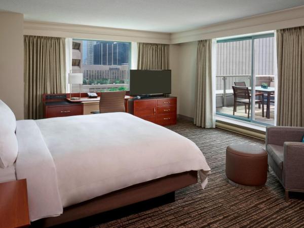 Marriott Downtown at CF Toronto Eaton Centre : photo 1 de la chambre chambre lit king-size avec balcon - Étage supérieur