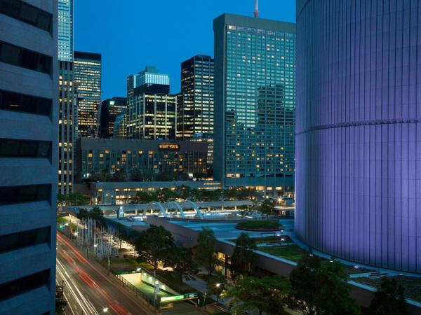 Marriott Downtown at CF Toronto Eaton Centre : photo 4 de la chambre chambre lit king-size - vue sur place nathan phillips et sur ville
