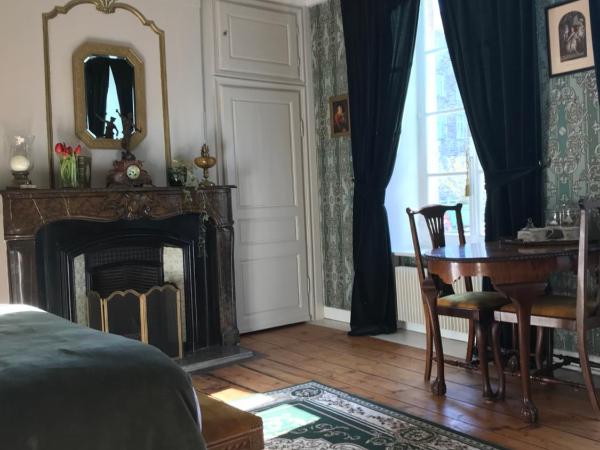 Chambres d'hôtes du château : photo 3 de la chambre chambre double deluxe avec vue sur château