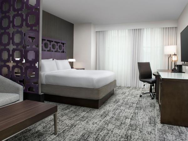 Courtyard by Marriott San Diego Downtown : photo 1 de la chambre chambre exécutive lit king-size avec canapé-lit - vue sur ville