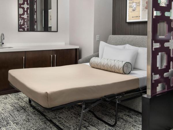 Courtyard by Marriott San Diego Downtown : photo 4 de la chambre chambre exécutive lit king-size avec canapé-lit - vue sur ville