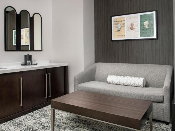 Courtyard by Marriott San Diego Downtown : photo 3 de la chambre chambre exécutive lit king-size avec canapé-lit - vue sur ville