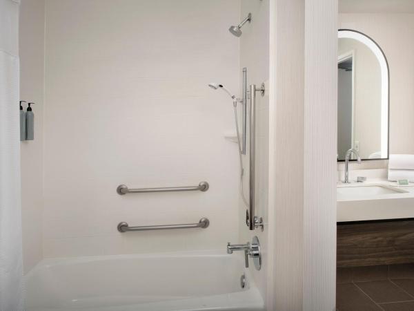 Courtyard by Marriott San Diego Downtown : photo 7 de la chambre chambre lit queen-size - vue sur ville