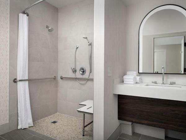 Courtyard by Marriott San Diego Downtown : photo 6 de la chambre chambre lit queen-size - vue sur ville