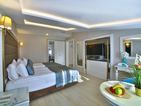 Büke Hotel Şişli : photo 4 de la chambre chambre familiale d'angle communicante