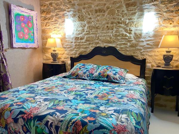 Ô Clair de Lune Chambres d'hôtes climatisées à Sarlat - parking privé - piscine chauffée - espace bien-être Jacuzzi et massages : photo 3 de la chambre chambre double supérieure avec salle de bains privative