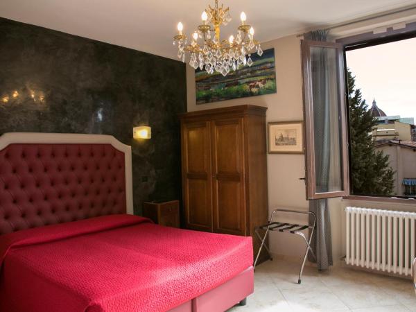 Hotel Merlini : photo 1 de la chambre chambre double avec salle de bains privative