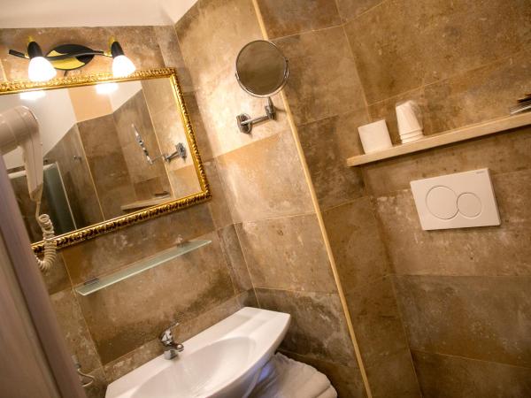 Hotel Merlini : photo 10 de la chambre chambre double avec salle de bains privative