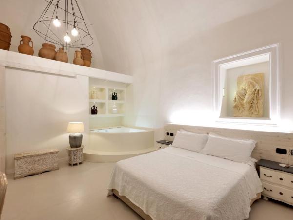 Dimora San Giuseppe : photo 1 de la chambre suite avec balcon et baignoire spa