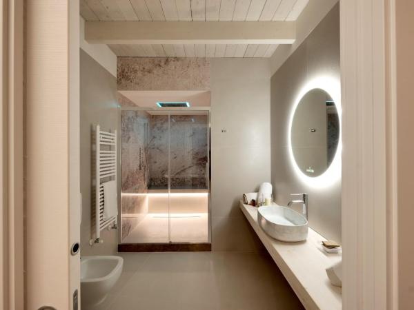Dimora San Giuseppe : photo 5 de la chambre suite avec balcon et baignoire spa