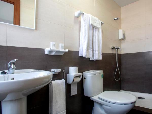 Hostal Sans : photo 2 de la chambre chambre double ou lits jumeaux avec salle de bains privative