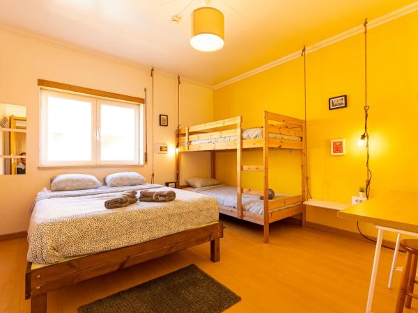 Pineapple Surf House : photo 1 de la chambre chambre quadruple avec salle de bains commune