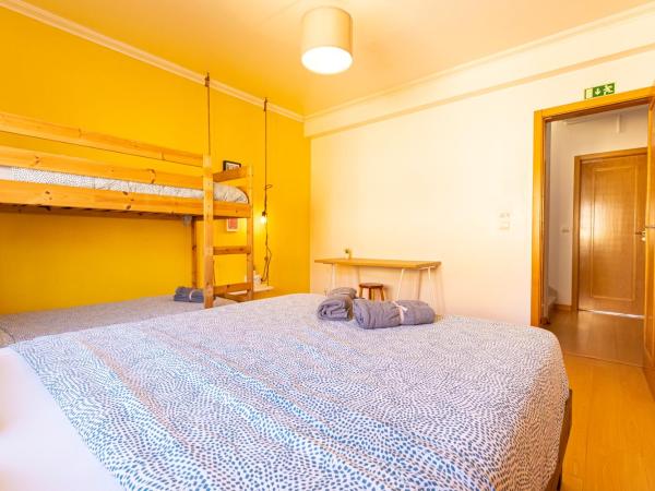 Pineapple Surf House : photo 3 de la chambre chambre quadruple avec salle de bains commune