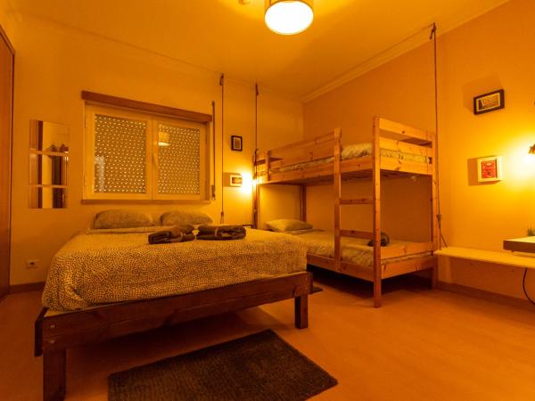 Pineapple Surf House : photo 5 de la chambre chambre quadruple avec salle de bains commune