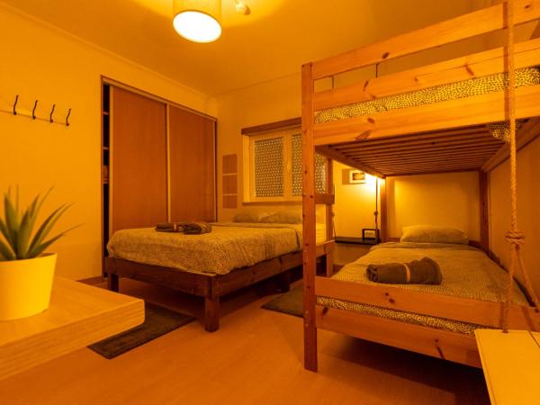 Pineapple Surf House : photo 4 de la chambre chambre quadruple avec salle de bains commune