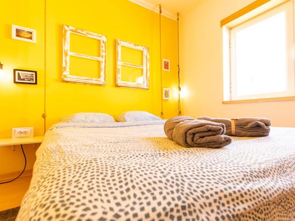 Pineapple Surf House : photo 10 de la chambre chambre quadruple avec salle de bains commune