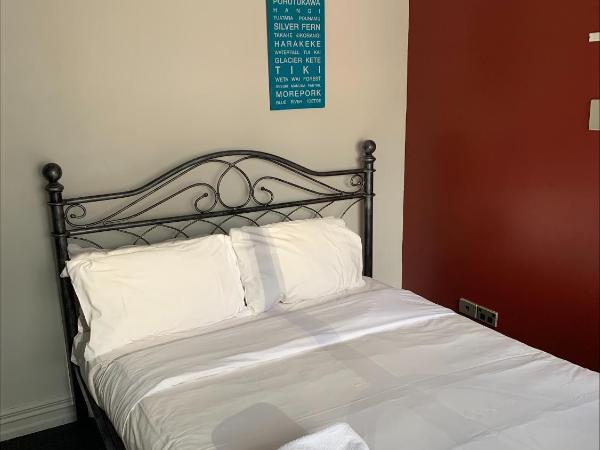 Fort Street Accommodation : photo 2 de la chambre chambre queen avec salle de bains privative