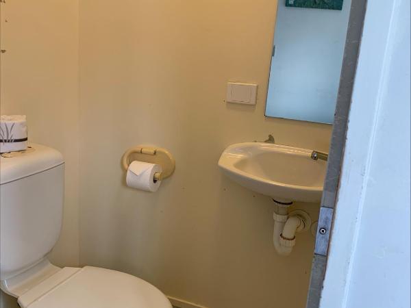 Fort Street Accommodation : photo 2 de la chambre chambre lit king-size avec salle de bains privative