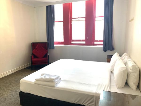 Fort Street Accommodation : photo 4 de la chambre hébergement lit king-size - salle de bains commune