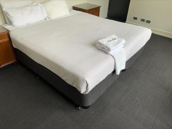 Fort Street Accommodation : photo 5 de la chambre hébergement lit king-size - salle de bains commune