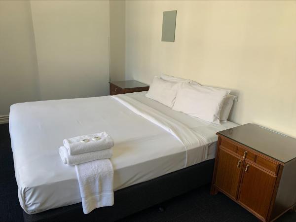 Fort Street Accommodation : photo 6 de la chambre hébergement lit king-size - salle de bains commune