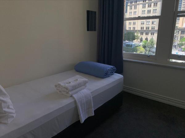 Fort Street Accommodation : photo 3 de la chambre hébergement simple avec salle de bains commune