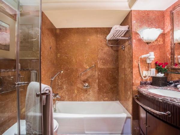 Taj Krishna : photo 3 de la chambre chambre taj club avec lit king-size - vue sur ville