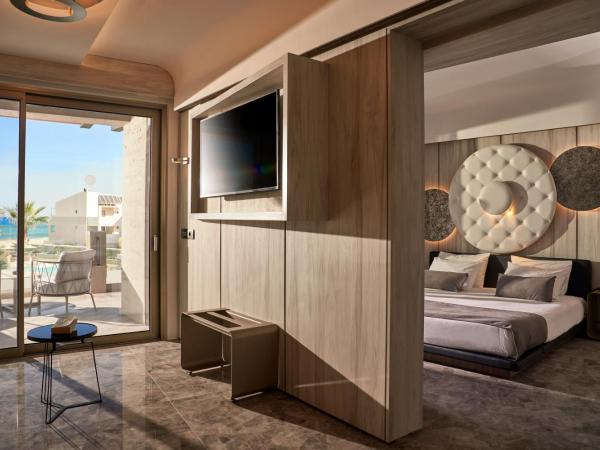 Nautilux Rethymno by Mage Hotels : photo 3 de la chambre suite nautilux avec bain à remous - vue sur mer