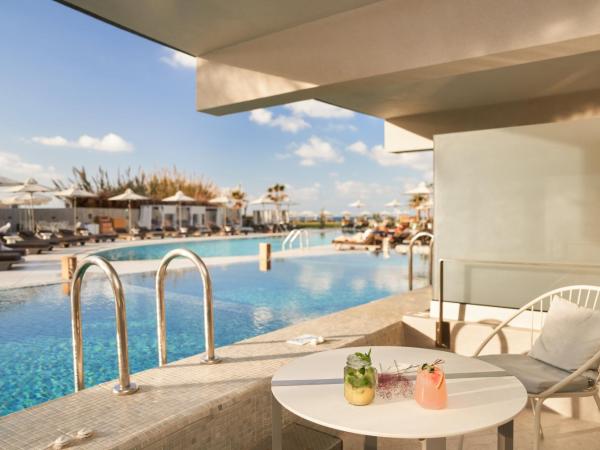 Nautilux Rethymno by Mage Hotels : photo 5 de la chambre suite junior avec piscine privée - vue sur piscine