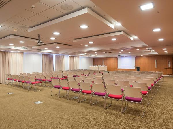 Novotel Tunis : photo 1 de la chambre chambre double supérieure avec canapé