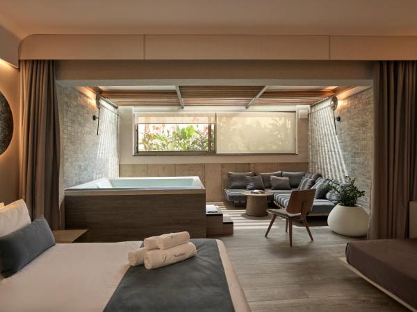 Nautilux Rethymno by Mage Hotels : photo 2 de la chambre chambre en demi-sous-sol avec terrasse et bain à remous