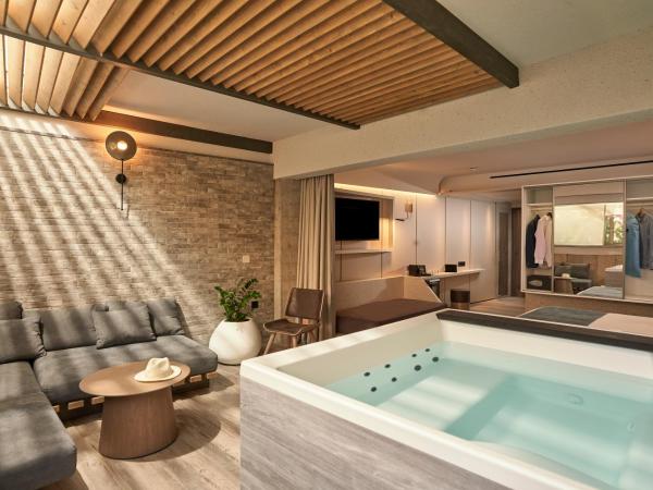 Nautilux Rethymno by Mage Hotels : photo 4 de la chambre chambre en demi-sous-sol avec terrasse et bain à remous